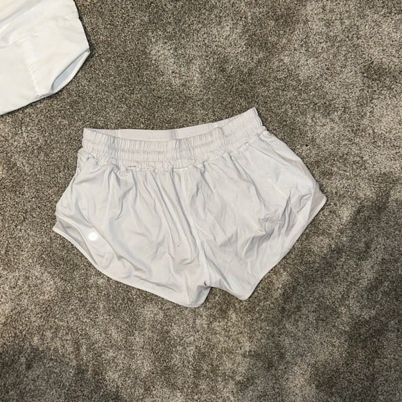 White lululemon hottt hot shorts size 6 barely worn - Picture 2 of 2